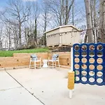 Eclectic Escape: 3Bd - Backyard - 10Min To Airport