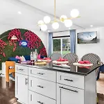 Eclectic Escape: 3Bd - Backyard - 10Min To Airport