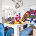 Eclectic Escape: 3Bd - Backyard - 10Min To Airport