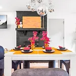 Eclectic Escape: 3Bd - Backyard - 10Min To Airport