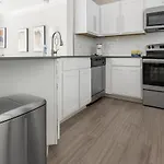 Landing Modern Apartment With Amazing Amenities
