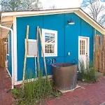 Adorable Solo-Traveler Retreat