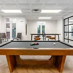 Urban Retreat - Free Parking, Wifi, Walk To Stadium