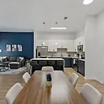 Spacious 2bd - 5 Min Dt, Gym, Parking, W-d - Sleep 12 *