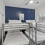 Apartment Spacious 2bd - 5 Min Dt, Gym, Parking, W-d - Sleep 12 *