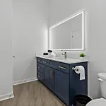 Spacious 2bd - 5 Min Dt, Gym, Parking, W-d - Sleep 12 Apartment Charlotte
