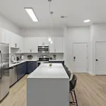 Spacious 2bd - 5 Min Dt, Gym, Parking, W-d - Sleep 12 Charlotte