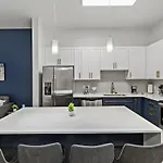 Spacious 2bd - 5 Min Dt, Gym, Parking, W-d - Sleep 12 * Charlotte