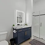 Apartment Spacious 2bd - 5 Min Dt, Gym, Parking, W-d - Sleep 12 *