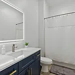 Apartment Spacious 2bd - 5 Min Dt, Gym, Parking, W-d - Sleep 12