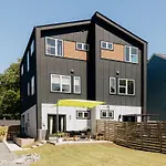 Modtrio 3br With Ensuites & Garage Mins To Uptown Holiday home Charlotte