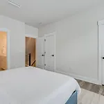Holiday home Walk To Music Factory: Townhome W/ Rooftop Deck! *