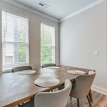 Holiday home Walk To Music Factory: Townhome W/ Rooftop Deck!