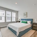 Holiday home Walk To Music Factory: Townhome W/ Rooftop Deck! *