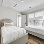 Walk To Music Factory: Townhome W/ Rooftop Deck! Holiday home