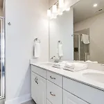 Walk To Music Factory: Townhome W/ Rooftop Deck! Holiday home *