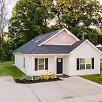 Holiday home Uptown 3br | Hot Tub + Fire Pit
