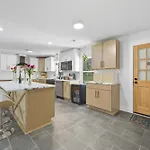 Bedrooms With Private Bath - 12min From Uptown Guest house