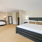 Cozy Cottage With Swimming Pool In Charlotte, North Carolina