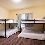 Holiday home Uptown 3br | Hot Tub + Fire Pit *