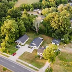 Holiday home Uptown 3br | Hot Tub + Fire Pit