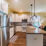 Holiday home Uptown 3br | Hot Tub + Fire Pit