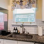Holiday home Uptown 3br | Hot Tub + Fire Pit *