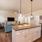 Uptown 3br | Hot Tub + Fire Pit Holiday home Charlotte