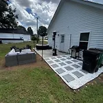 Uptown 3br | Hot Tub + Fire Pit Holiday home *