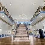 Lux Mins To Atrium & Arena & Stadiums Uptown