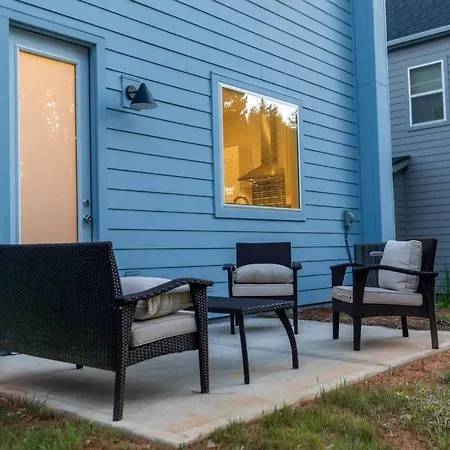 Holiday home Spacious 3 Bedroom Across From Park! Charlotte