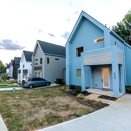 Holiday home Spacious 3 Bedroom Across From Park! *