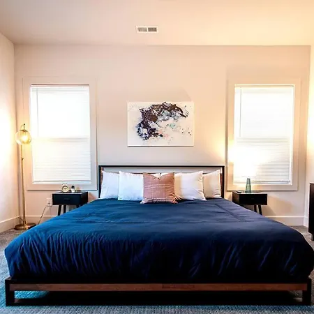 Spacious 3 Bedroom Across From Park! Holiday home Charlotte