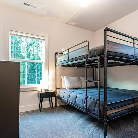 Spacious 3 Bedroom Across From Park! Holiday home Charlotte