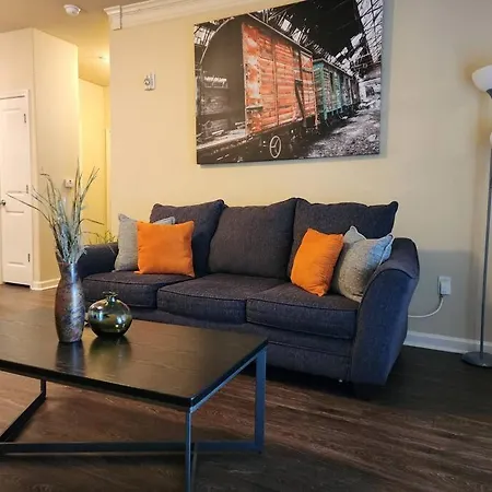 Adorable W/ Pool View Apartment *