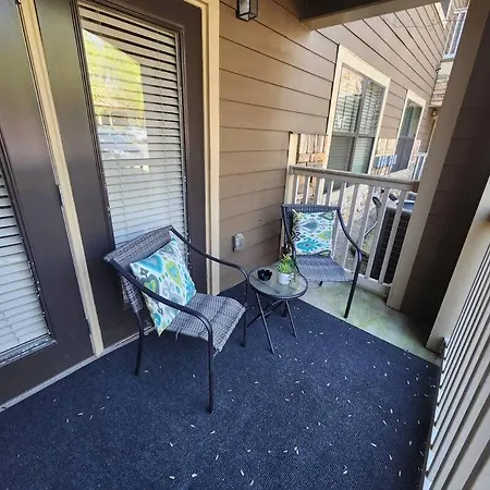 Adorable W/ Pool View Apartment