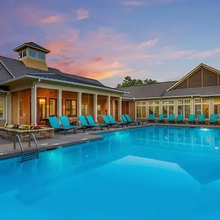 Adorable W/ Pool View Apartment