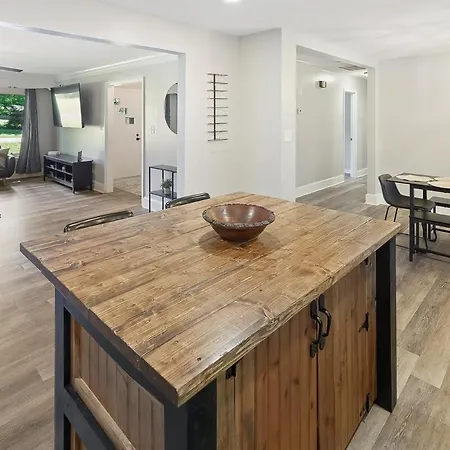 Holiday home King Beds W Hot Tub Fun & Games I Bentley House *