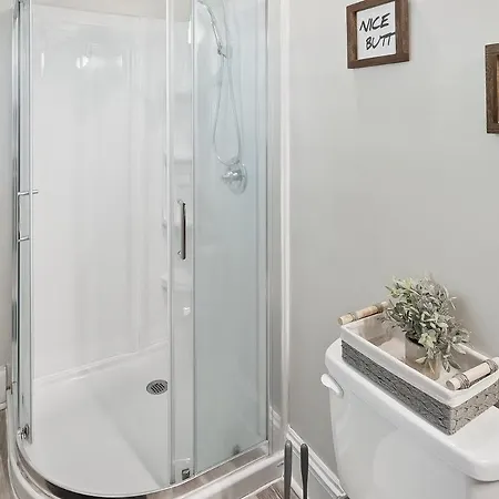 King Beds W Hot Tub Fun & Games I Bentley House Holiday home *