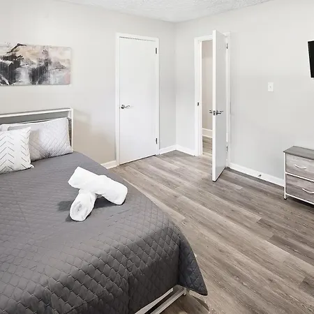 King Beds W Hot Tub Fun & Games I Bentley House Holiday home Charlotte