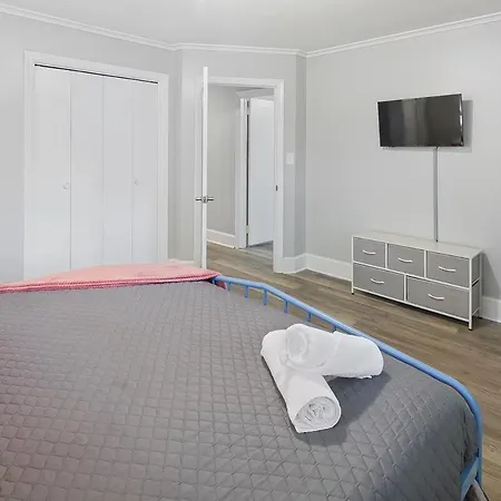 Holiday home King Beds W Hot Tub Fun & Games I Bentley House *