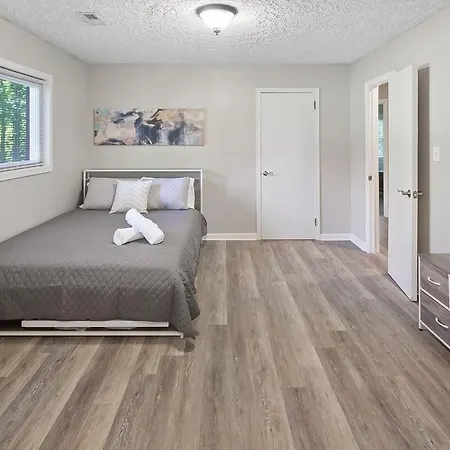 Holiday home King Beds W Hot Tub Fun & Games I Bentley House