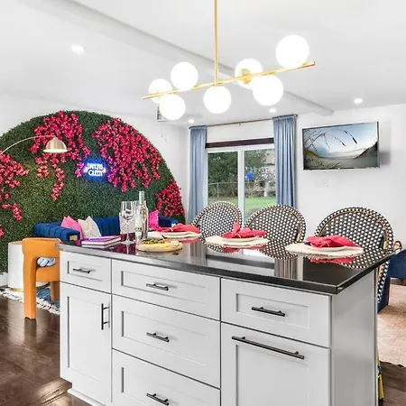 Eclectic Escape: 3bd - Backyard - 10min To Airport Charlotte