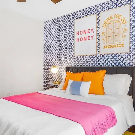Eclectic Escape: 3bd - Backyard - 10min To Airport Holiday home