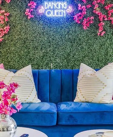 Eclectic Escape: 3bd - Backyard - 10min To Airport