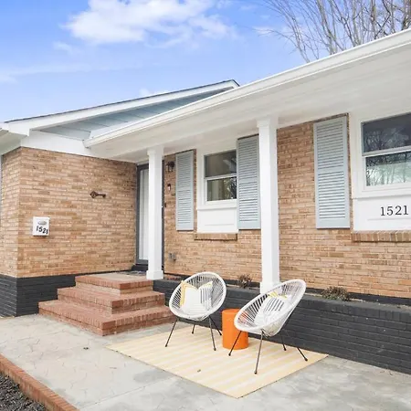 Eclectic Escape: 3bd - Backyard - 10min To Airport * Charlotte