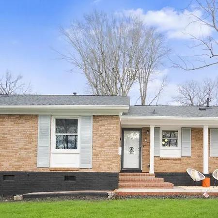 Holiday home Eclectic Escape: 3bd - Backyard - 10min To Airport