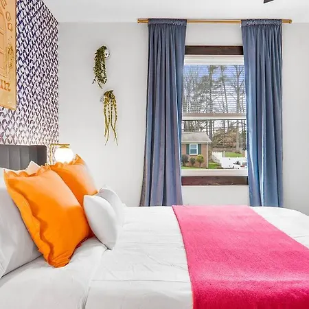 Eclectic Escape: 3bd - Backyard - 10min To Airport