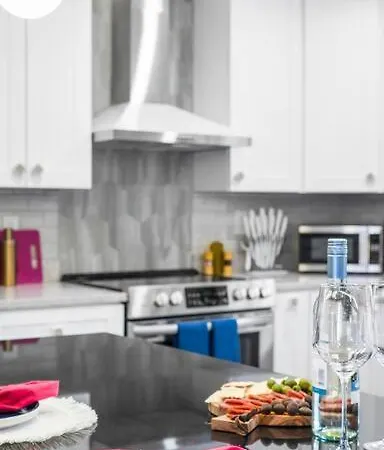 Eclectic Escape: 3bd - Backyard - 10min To Airport