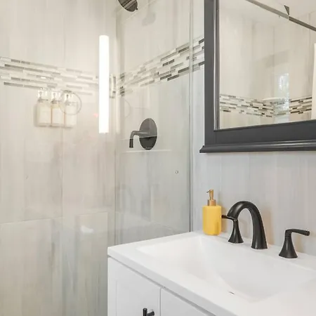 Eclectic Escape: 3bd - Backyard - 10min To Airport Holiday home *
